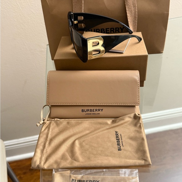 Burberry Sungalsses - Picture 5 of 8